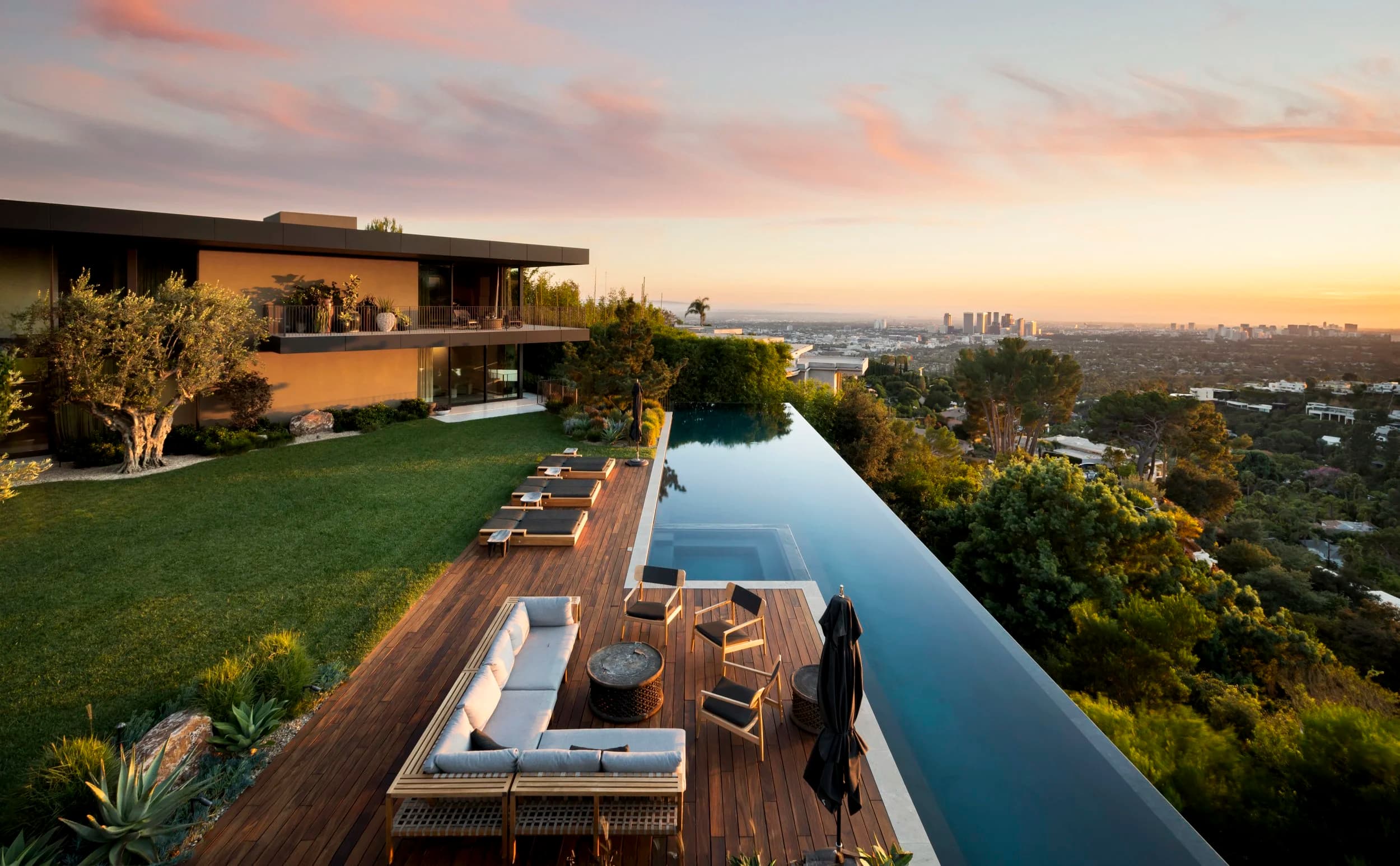 742 Evergreen Terrace photo 4