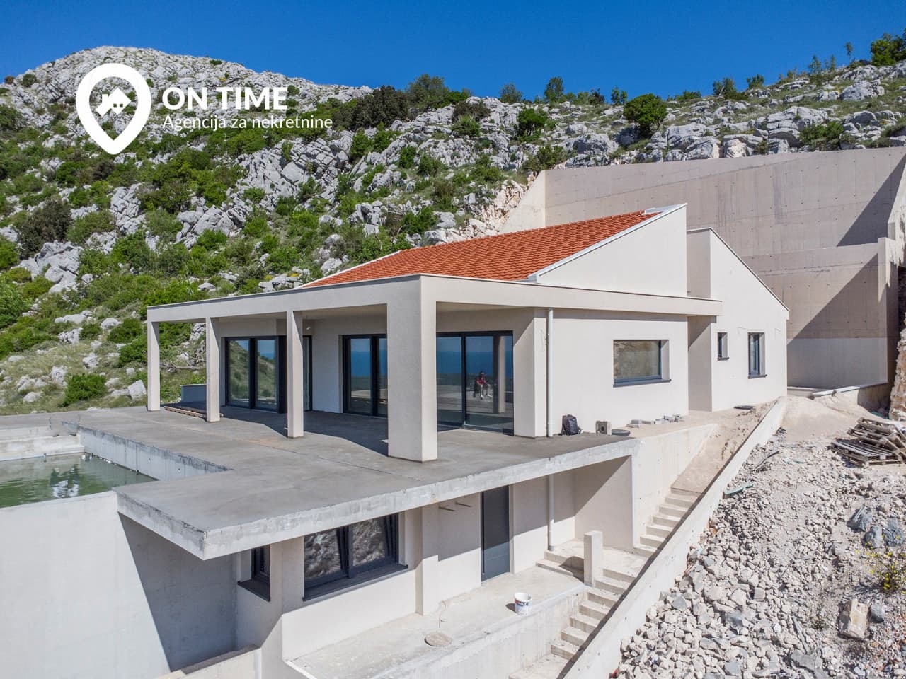 Vila sa bazenom, Ivanica